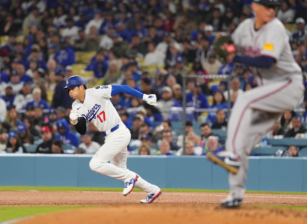 ドジャース対ブレーブス　6回裏ドジャース1死一塁、二塁盗塁を決める一塁走者大谷（撮影・菅敏）