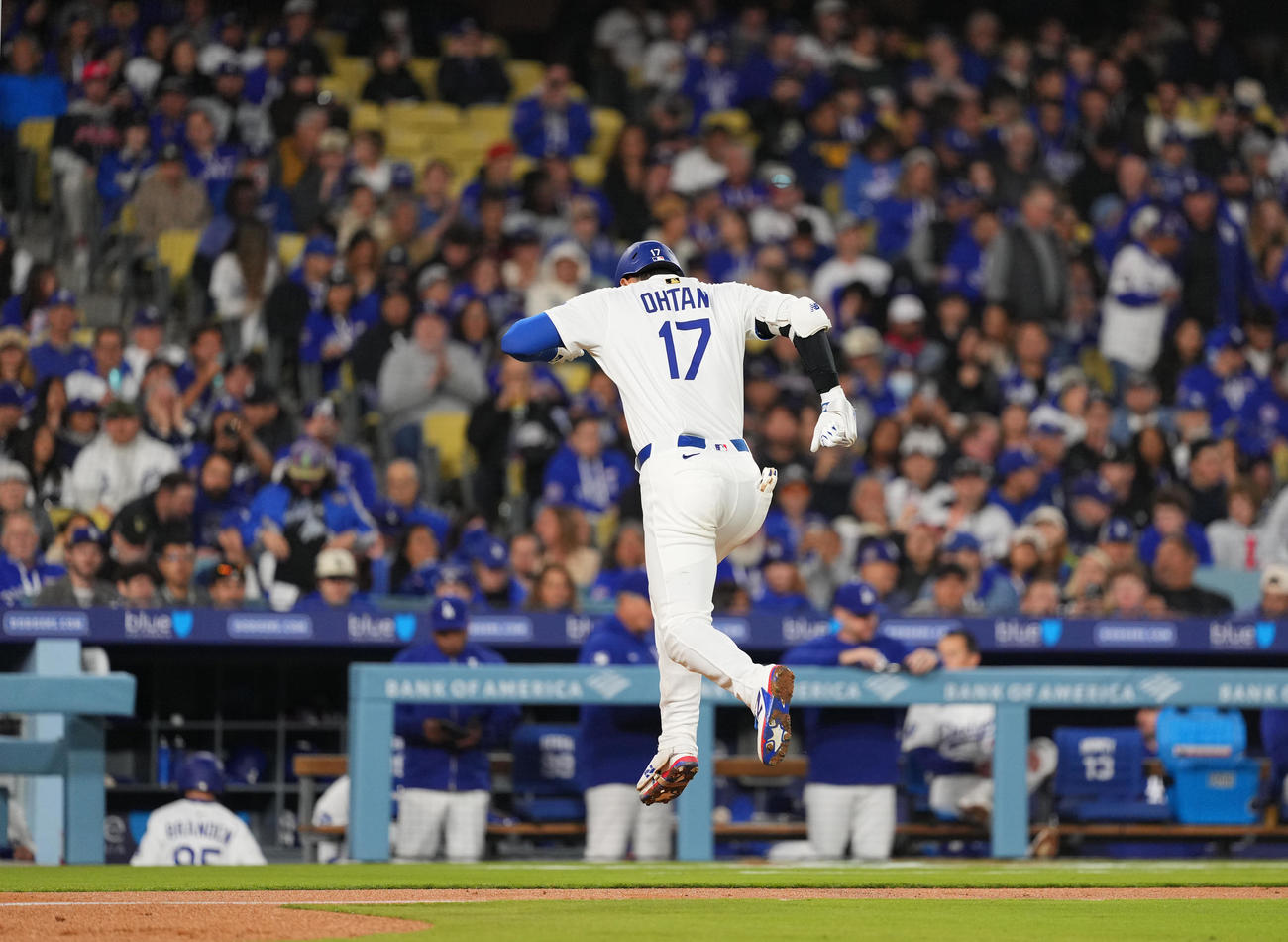 ドジャース対ブレーブス　3回裏ドジャース無死、空振り三振で振り逃げを試みるもアウトとなり、ファウルラインを飛び越えベンチに戻る大谷（撮影・菅敏）