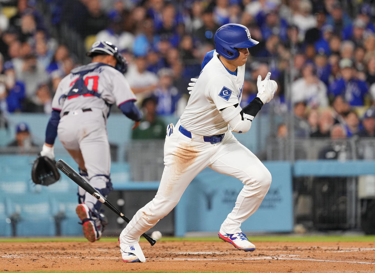 ドジャース対ブレーブス　3回裏ドジャース無死、空振り三振で振り逃げを試みる大谷（撮影・菅敏）