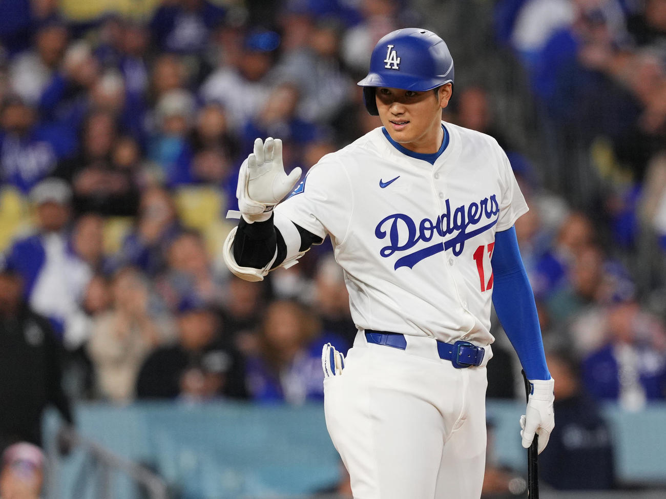 ドジャース対ブレーブス　1回裏ドジャース無死、打席を前にブレーブスのベンチに向かってあいさつする大谷（撮影・菅敏）