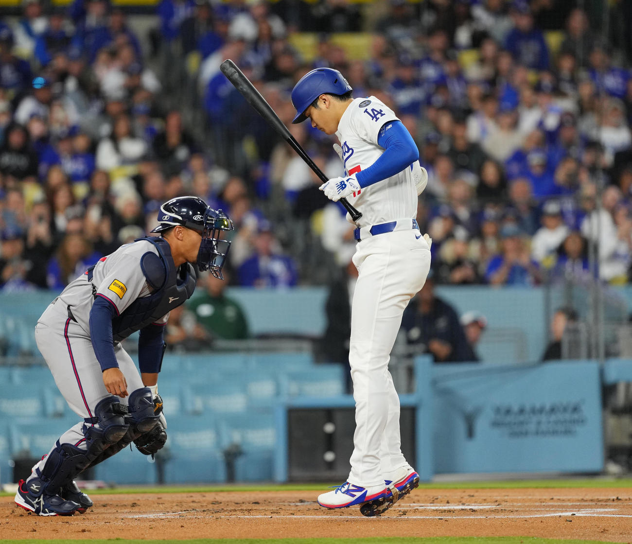 ドジャース対ブレーブス　1回裏ドジャース無死、四球を選ぶ大谷（撮影・菅敏）