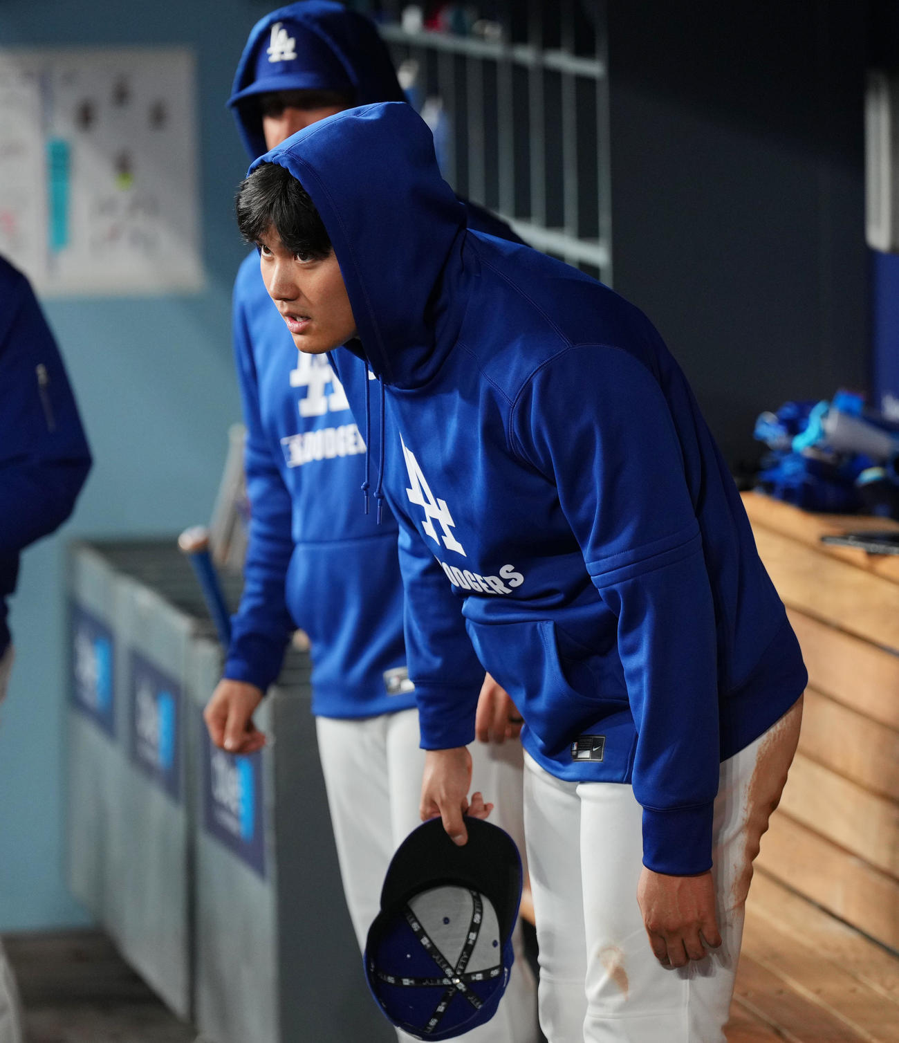 ドジャース対ブレーブス　9回、ベンチでパーカーのフードをかぶるドジャース大谷（撮影・菅敏）