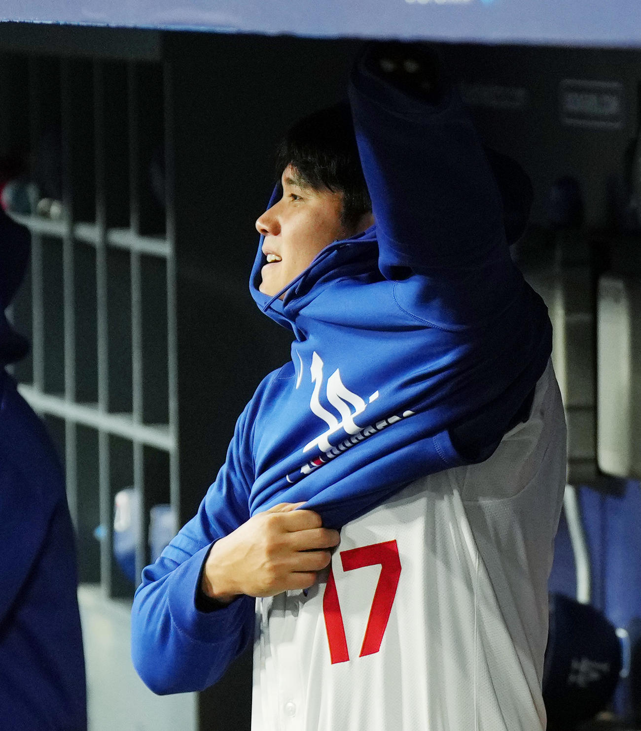 ドジャース対ブレーブス　9回、ベンチでパーカーを着るドジャース大谷（撮影・菅敏）