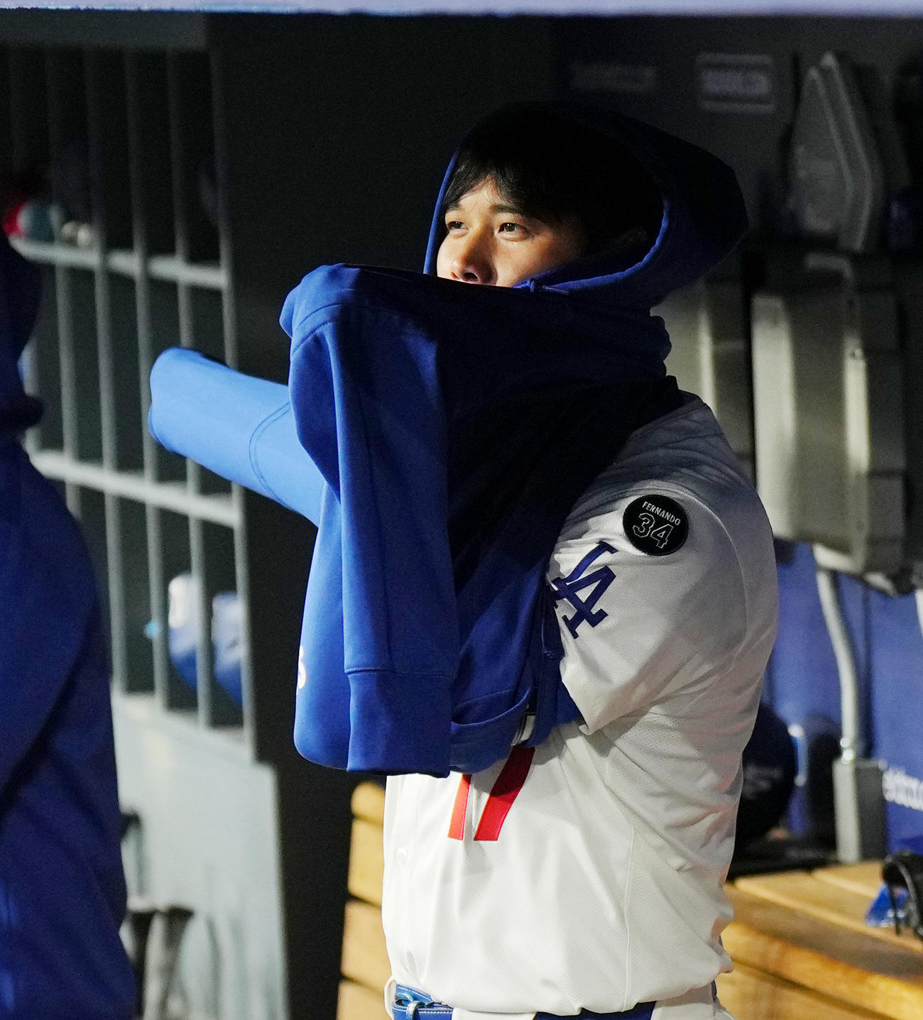 ドジャース対ブレーブス　9回、ベンチでパーカーを着るドジャース大谷（撮影・菅敏）