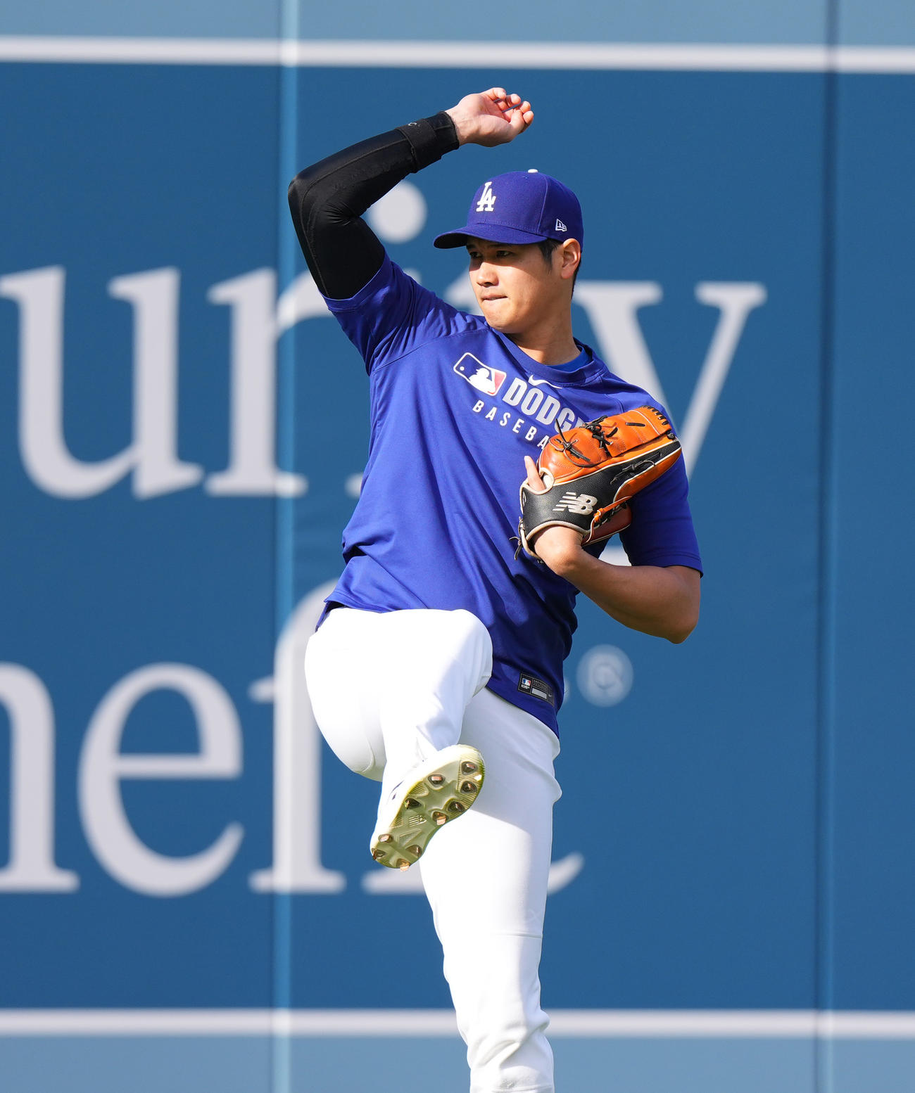 ドジャース対ブレーブス　試合前、キャッチボールをするドジャース大谷（撮影・菅敏）