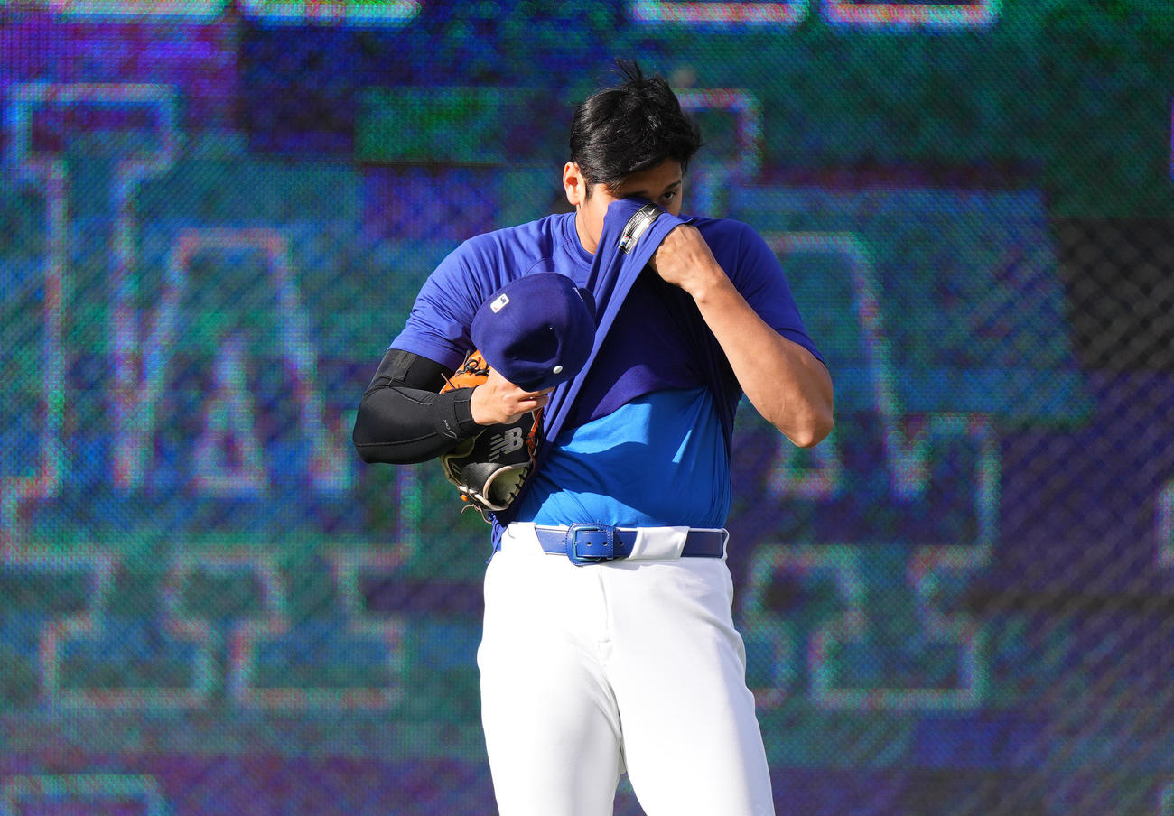 ドジャース対ブレーブス　試合前、目に入ったホコリをとりドジャース大谷（撮影・菅敏）