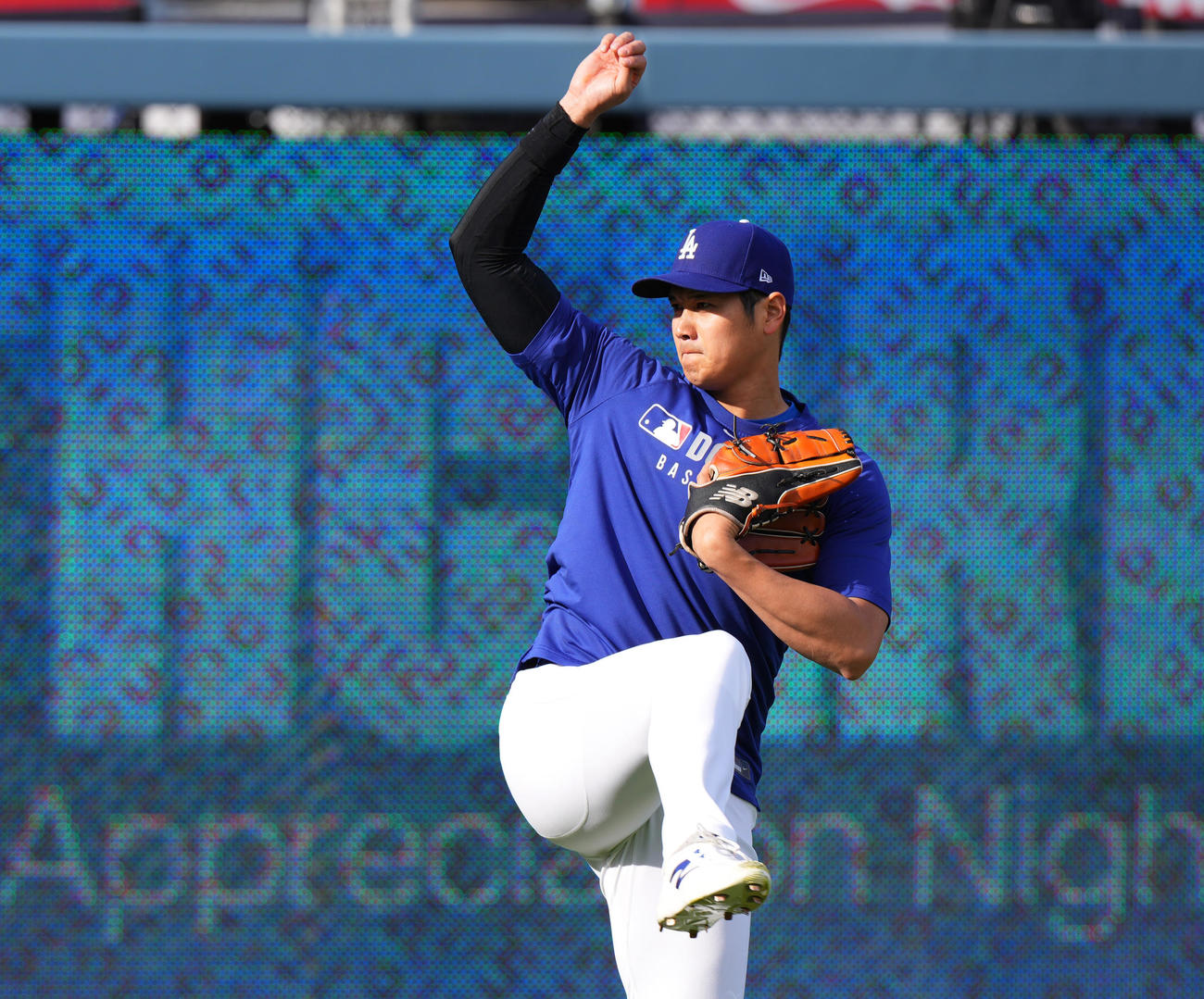 ドジャース対ブレーブス　試合前、キャッチボールをするドジャース大谷（撮影・菅敏）