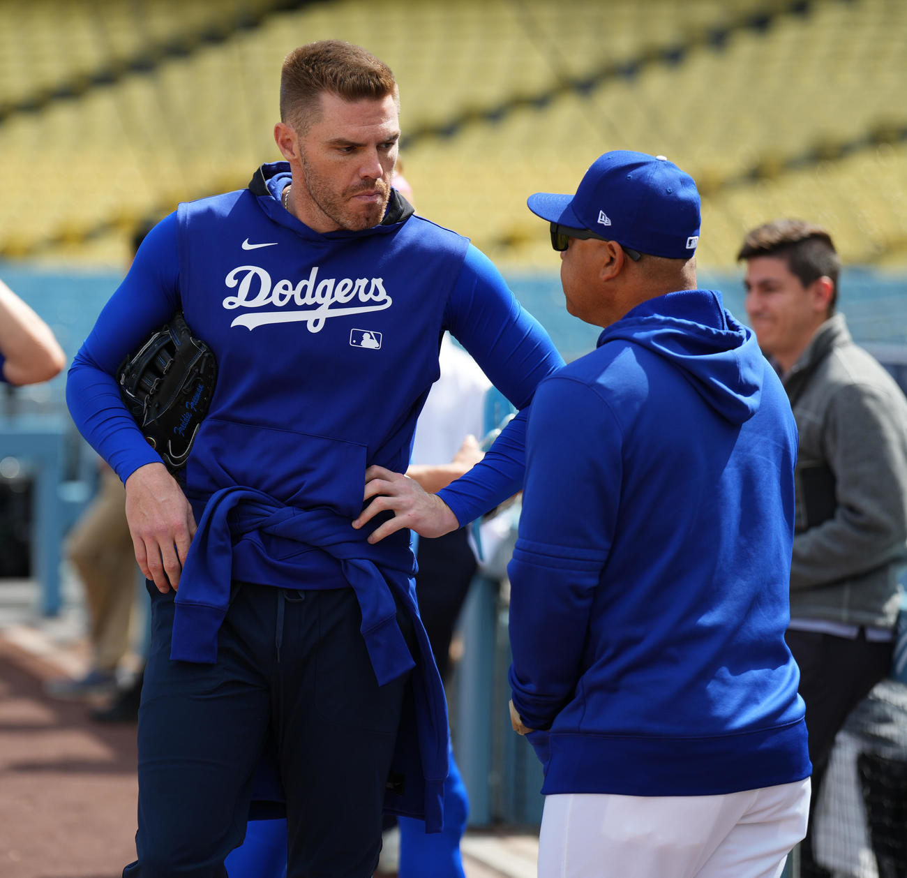 ドジャース対ブレーブス　試合前の練習中にロバーツ監督（右）と話すドジャース・フリーマン（撮影・菅敏）
