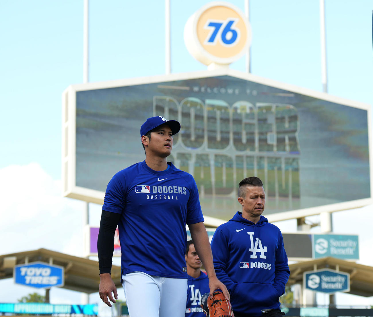 ドジャース対ブレーブス　試合前の練習を終え、ロッカールームに戻るドジャース大谷（撮影・菅敏）