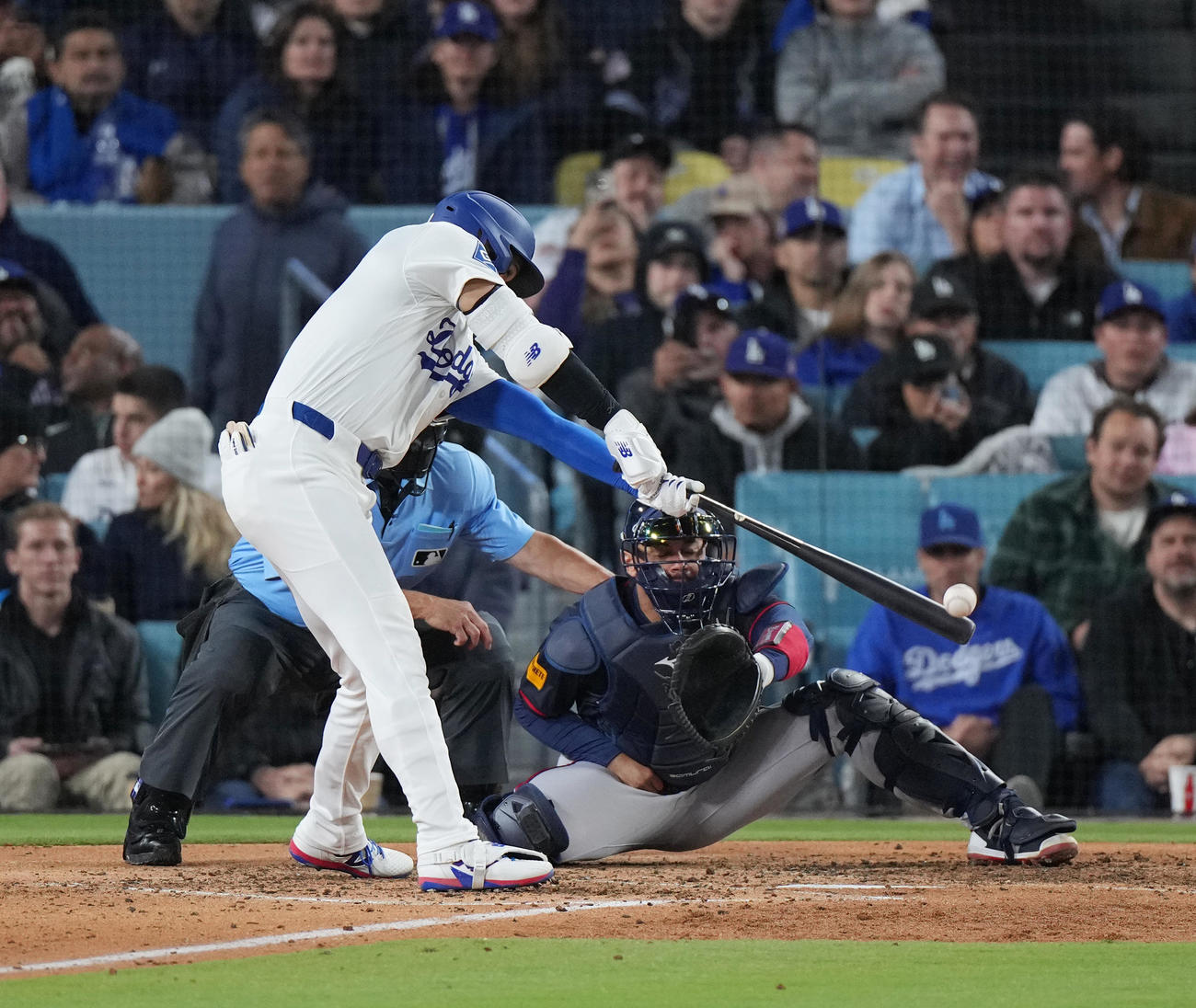 ドジャース対ブレーブス　6回裏ドジャース無死、右前打を放つ大谷（撮影・菅敏）