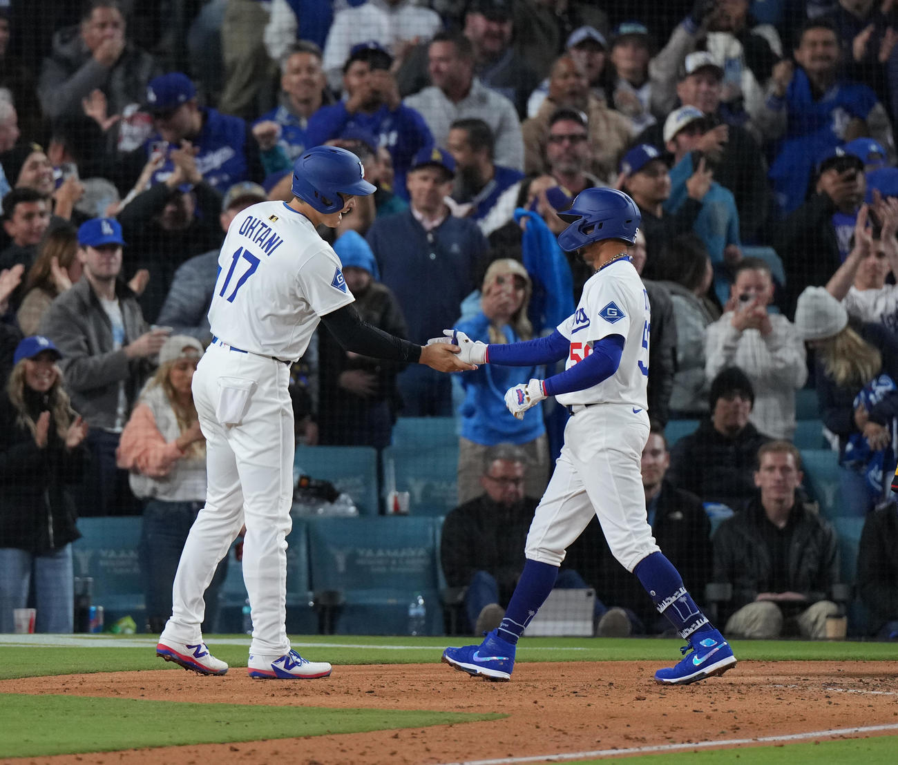 ドジャース対ブレーブス　6回裏ドジャース無死一塁、2点本塁打を放ったベッツ（右）をタッチで迎える大谷（撮影・菅敏）