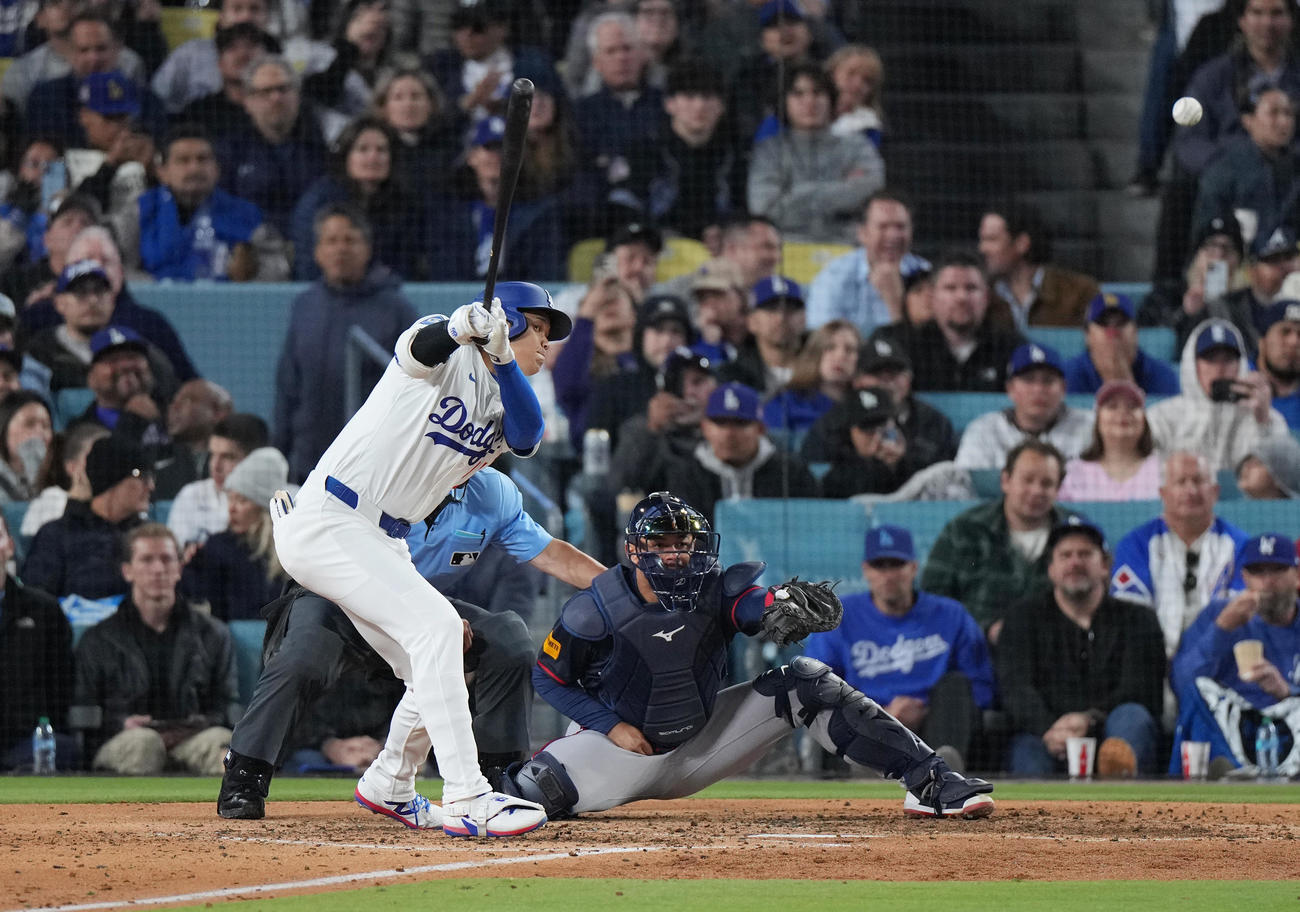 ドジャース対ブレーブス　6回裏ドジャース無死、右前打を放つ大谷（撮影・菅敏）