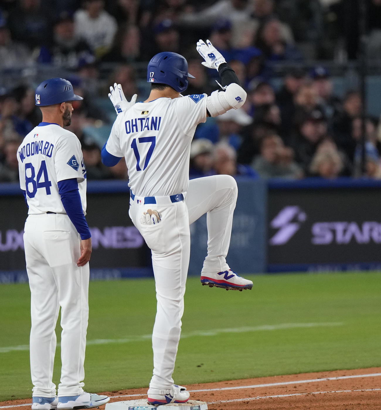 ドジャース対ブレーブス　6回裏ドジャース無死、右前打を放ち、ポーズをとる大谷（撮影・菅敏）