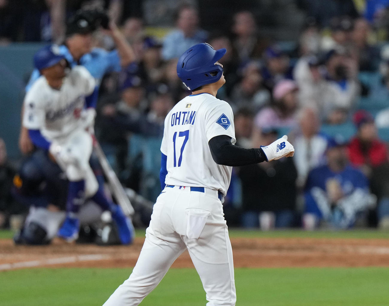ドジャース対ブレーブス　6回裏ドジャース無死一塁、ベッツの2点本塁打の打球を見上げる大谷（撮影・菅敏）