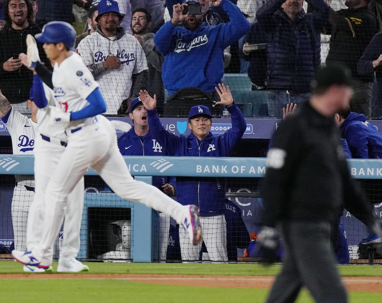 ドジャース対ブレーブス　6回裏ドジャース無死一塁、2点本塁打を放ったベッツに向かってポーズをとる山本（中央）。手前は大谷（撮影・菅敏）