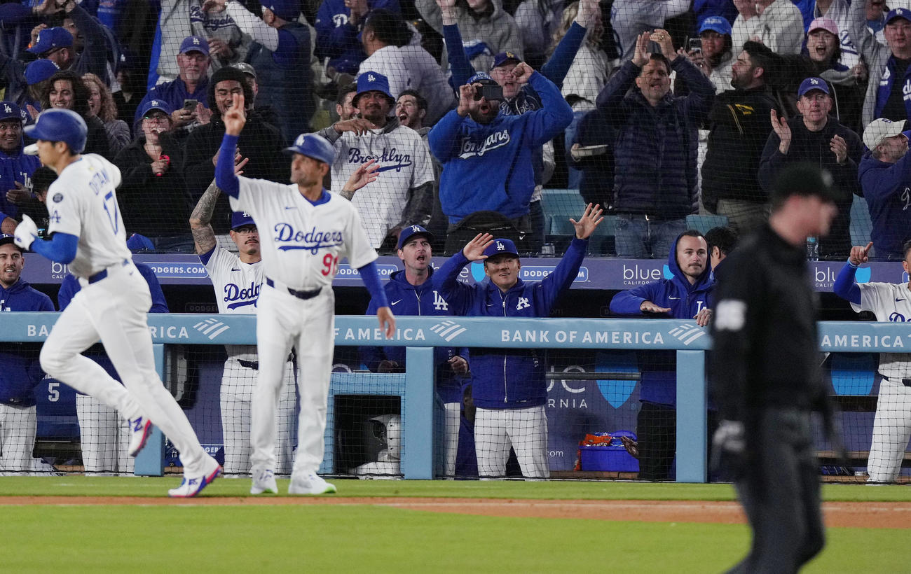 ドジャース対ブレーブス　6回裏ドジャース無死一塁、2点本塁打を放ったベッツに向かってポーズをとる山本（中央）。手前は大谷（撮影・菅敏）