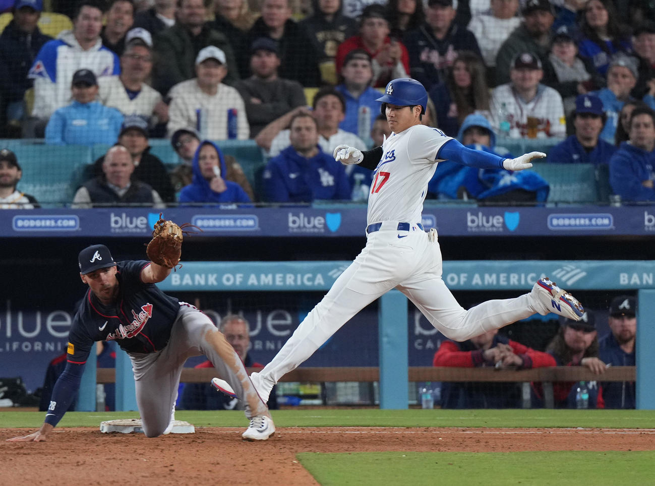 ドジャース対ブレーブス　7回裏ドジャース2死、二ゴロに倒れる大谷（右）撮影・菅敏）