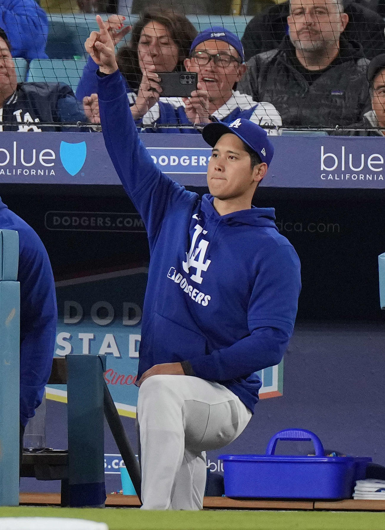 ドジャース対ブレーブス　9回、ベンチで指を突き上げるドジャース大谷（撮影・菅敏）