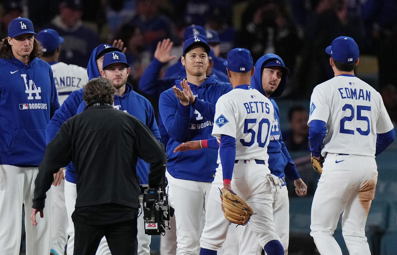開幕7連勝にムーキー・ベッツ（右から3人目）らナインを迎えるドジャース大谷（中央）（撮影・菅敏）