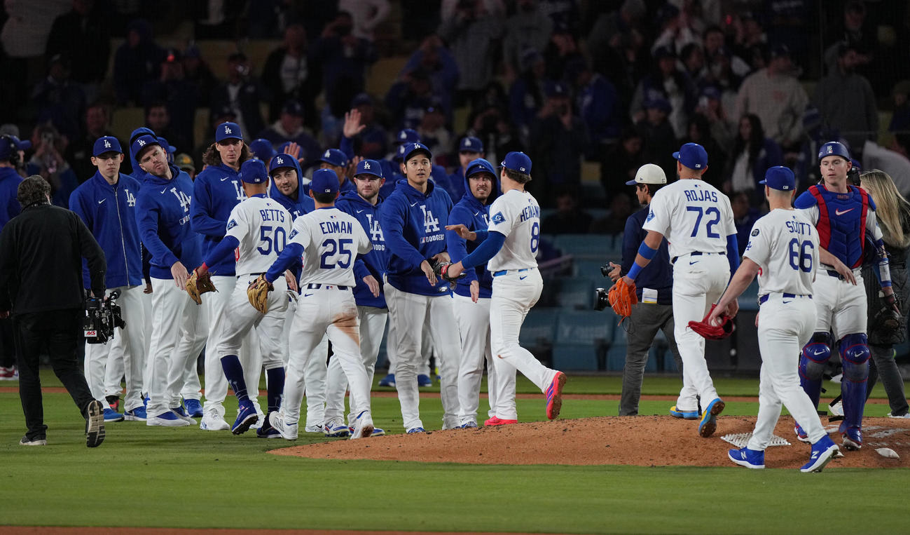 ドジャース対ブレーブス　開幕7連勝にナインをタッチで迎えるドジャース大谷（中央）（撮影・菅敏）