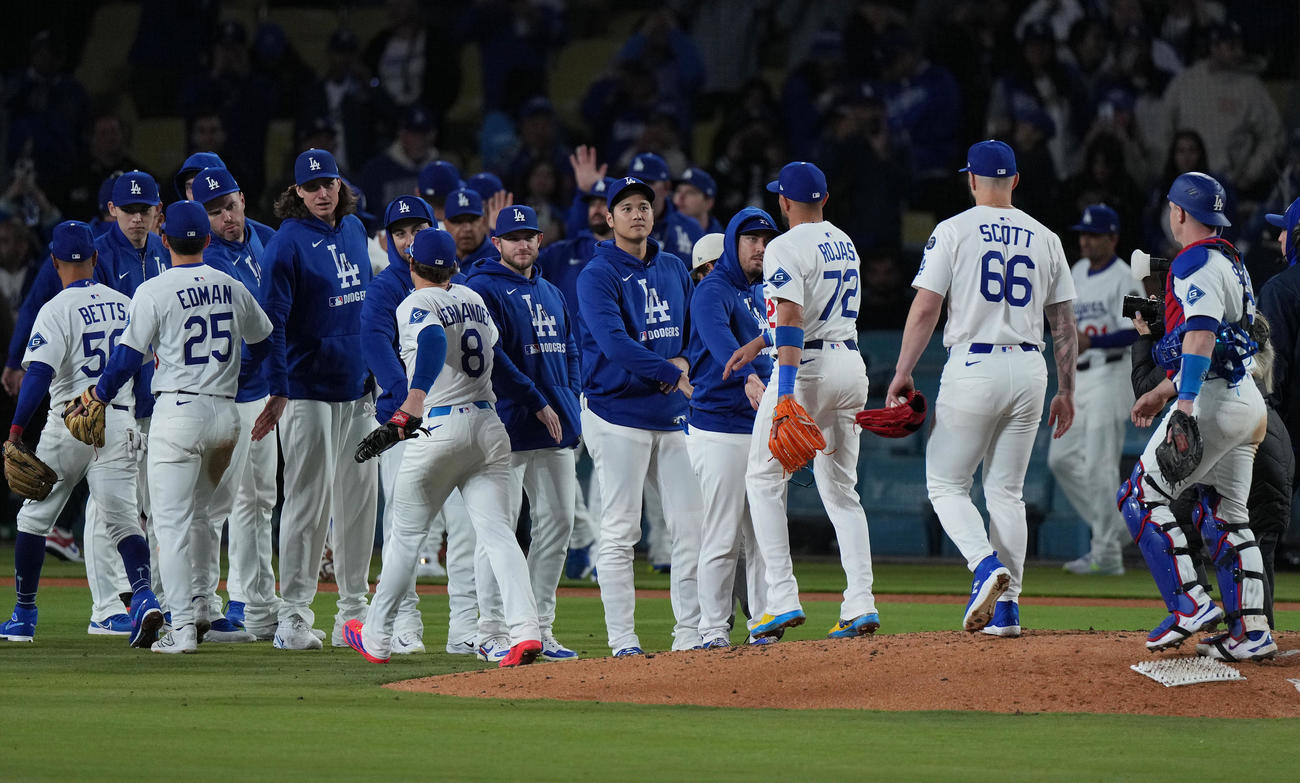 ドジャース対ブレーブス　開幕7連勝にナインをタッチで迎えるドジャース大谷（中央）（撮影・菅敏）