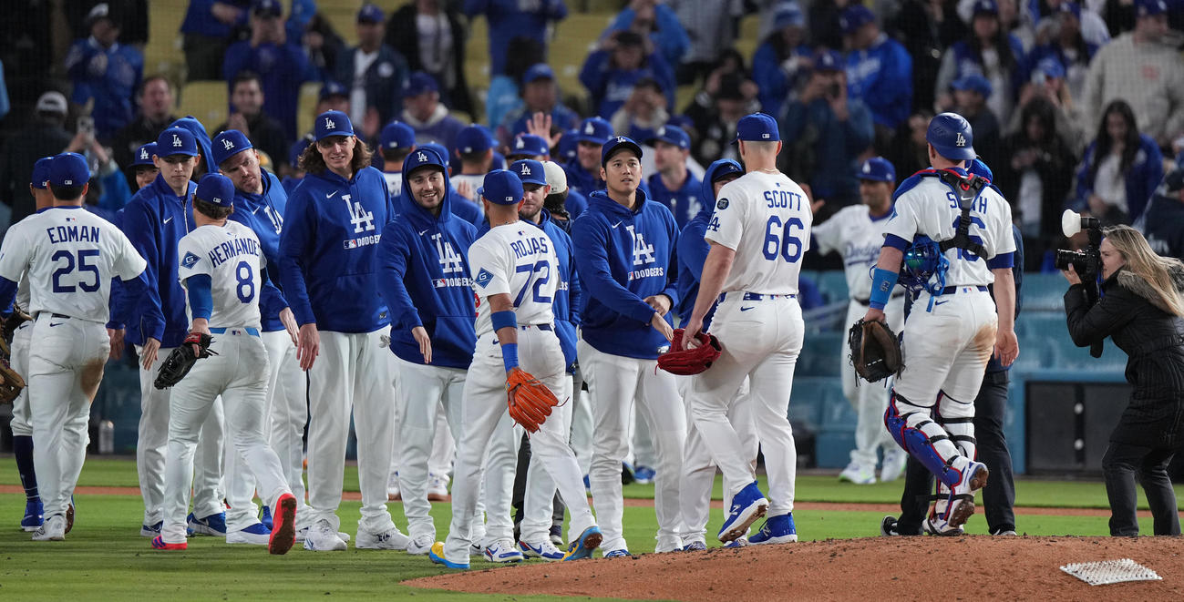 ドジャース対ブレーブス　開幕7連勝にナインをタッチで迎えるドジャース大谷（中央）（撮影・菅敏）