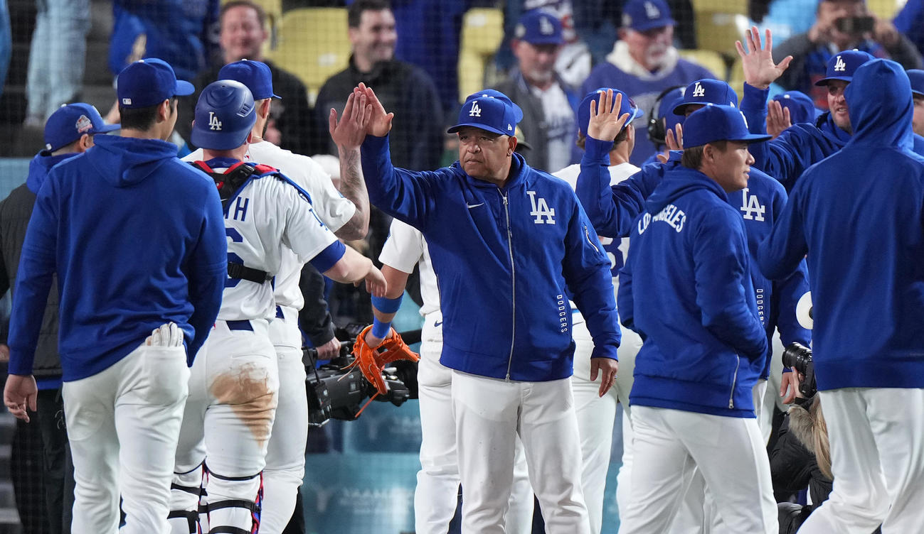 ドジャース対ブレーブス　開幕7連勝に大谷（左端）らナインをタッチで迎えるロバーツ監督（中央）（撮影・菅敏）