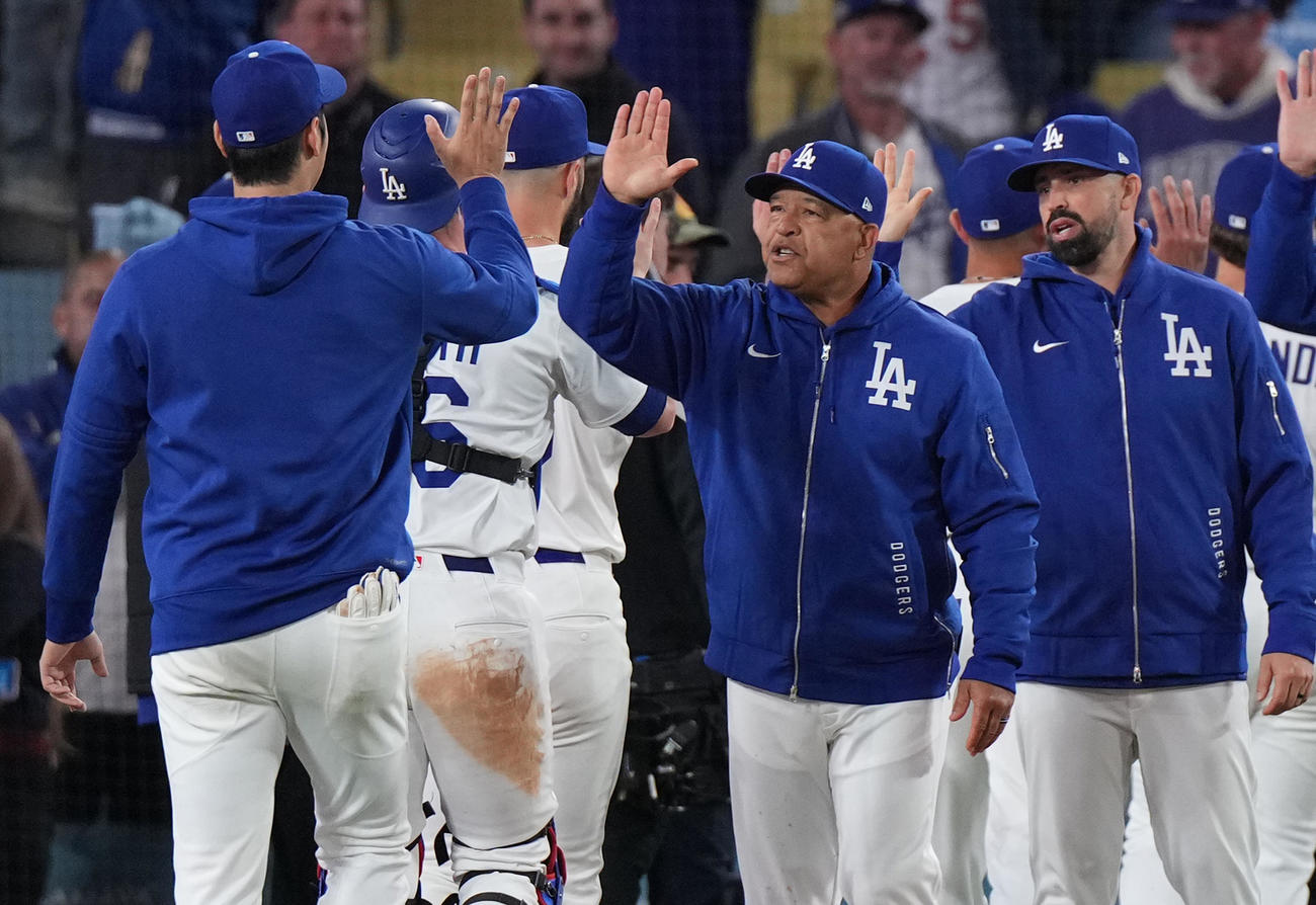 ドジャース対ブレーブス　開幕7連勝に大谷（左端）らナインをタッチで迎えるロバーツ監督（中央）（撮影・菅敏）