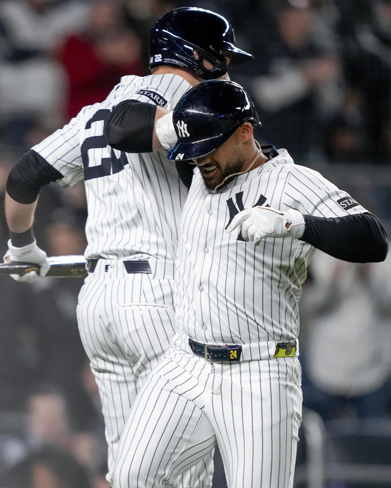 3回、今季1号を放ち喜ぶヤンキースのドミンゲス（AP）