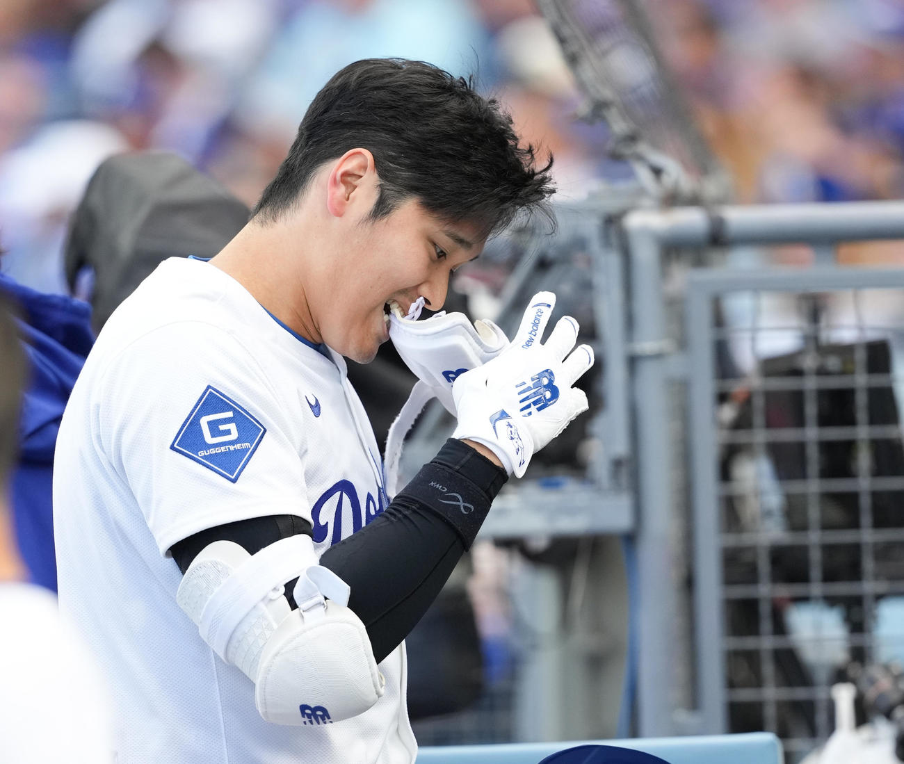 ドジャース対ブレーブス　1回裏ドジャース無死、一ゴロに倒れ、ベンチに戻る大谷（撮影・菅敏）