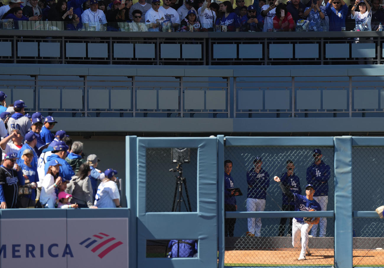 ドジャース対ブレーブス　試合前、ブルペンで投球練習をするドジャース大谷（撮影・菅敏）