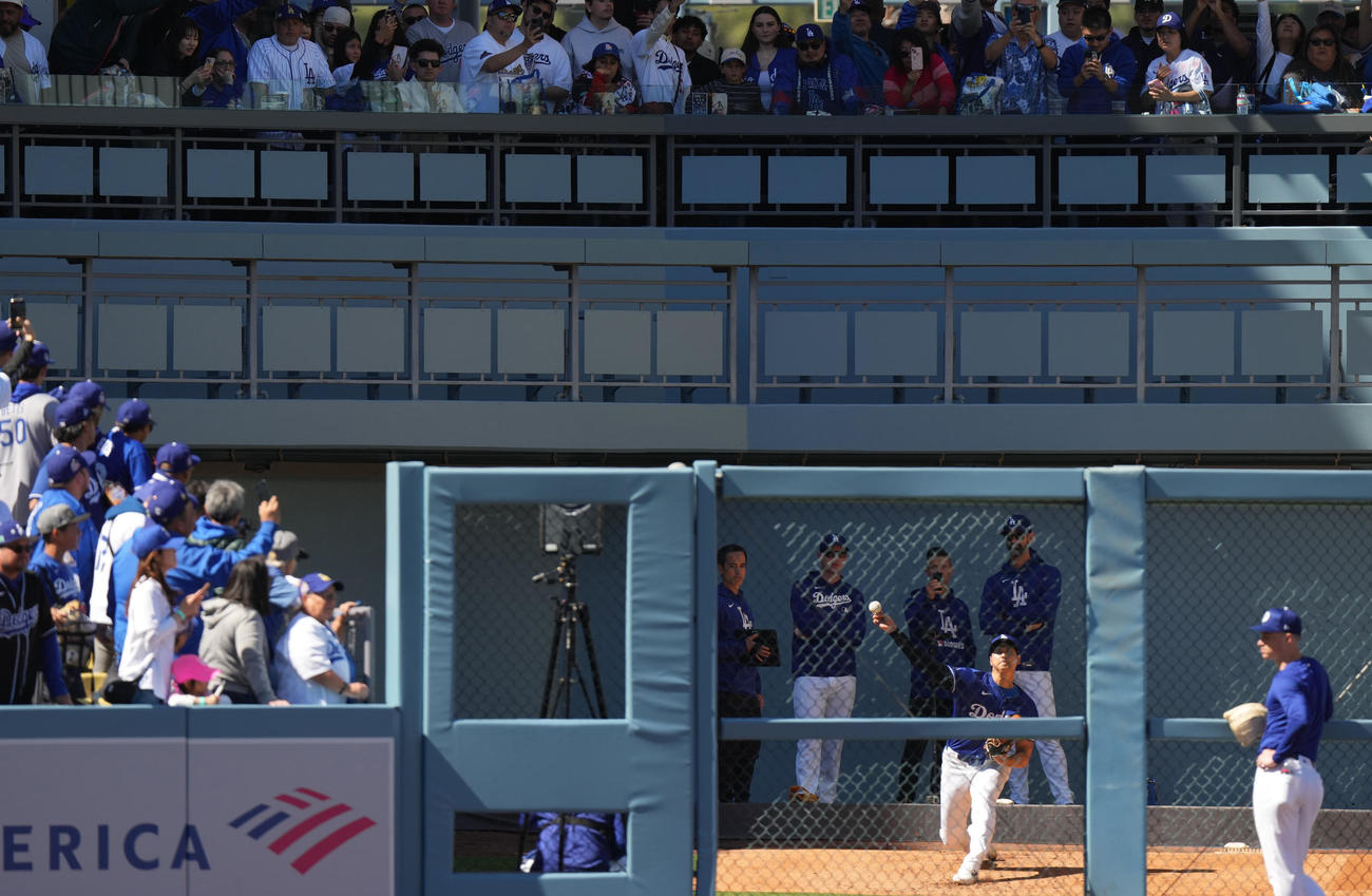 ドジャース対ブレーブス　試合前、ブルペンで投球練習をするドジャース大谷（撮影・菅敏）