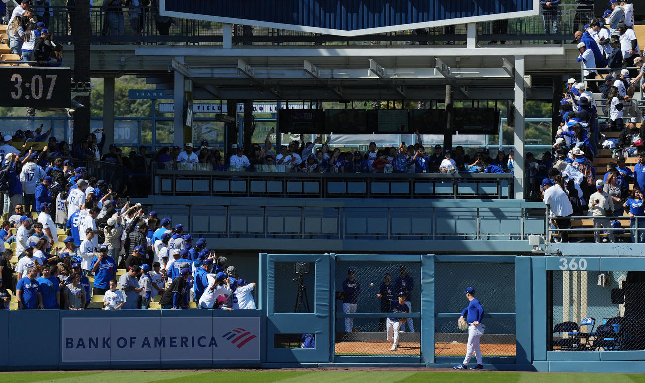 ドジャース対ブレーブス　試合前、ブルペンで投球練習をするドジャース大谷（撮影・菅敏）
