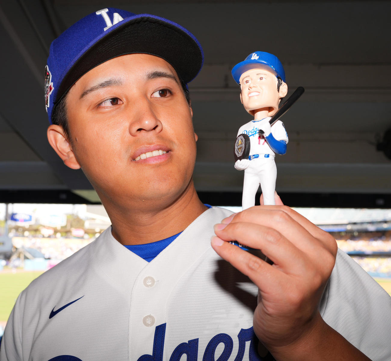 ドジャース対ブレーブス　球場で配布された　大谷翔平ボブルヘッドを手にする大谷似翔平（撮影・菅敏）