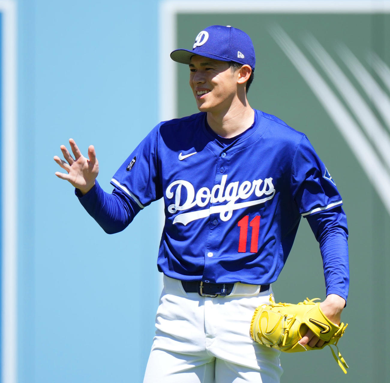 ドジャース対ブレーブス　試合前、ブルペンでの投球練習を前に笑顔を見せる佐々木（撮影・菅敏）