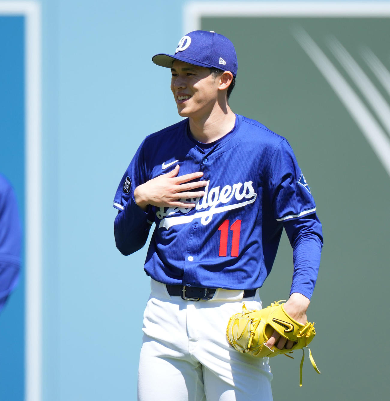 ドジャース対ブレーブス　試合前、ブルペンでの投球練習を前に笑顔を見せる佐々木（撮影・菅敏）