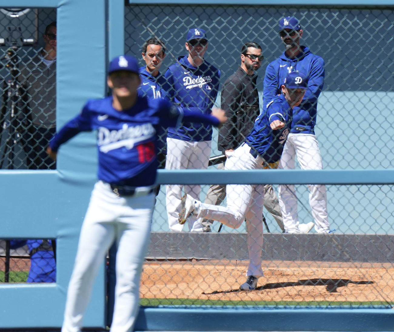 ドジャース対ブレーブス　試合前、調整をする山本（手前）を前にブルペンで投球練習をする佐々木（撮影・菅敏）