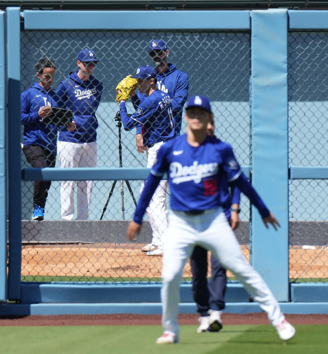 ドジャース対ブレーブス　試合前、調整をする山本（手前）を前にブルペンで投球練習をする佐々木（撮影・菅敏）