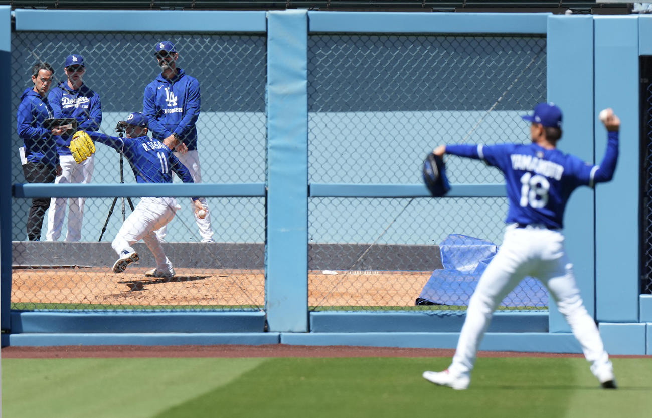 ドジャース対ブレーブス　試合前、キャッチボールをする山本（手前）を前にブルペンで投球練習をする佐々木（撮影・菅敏）
