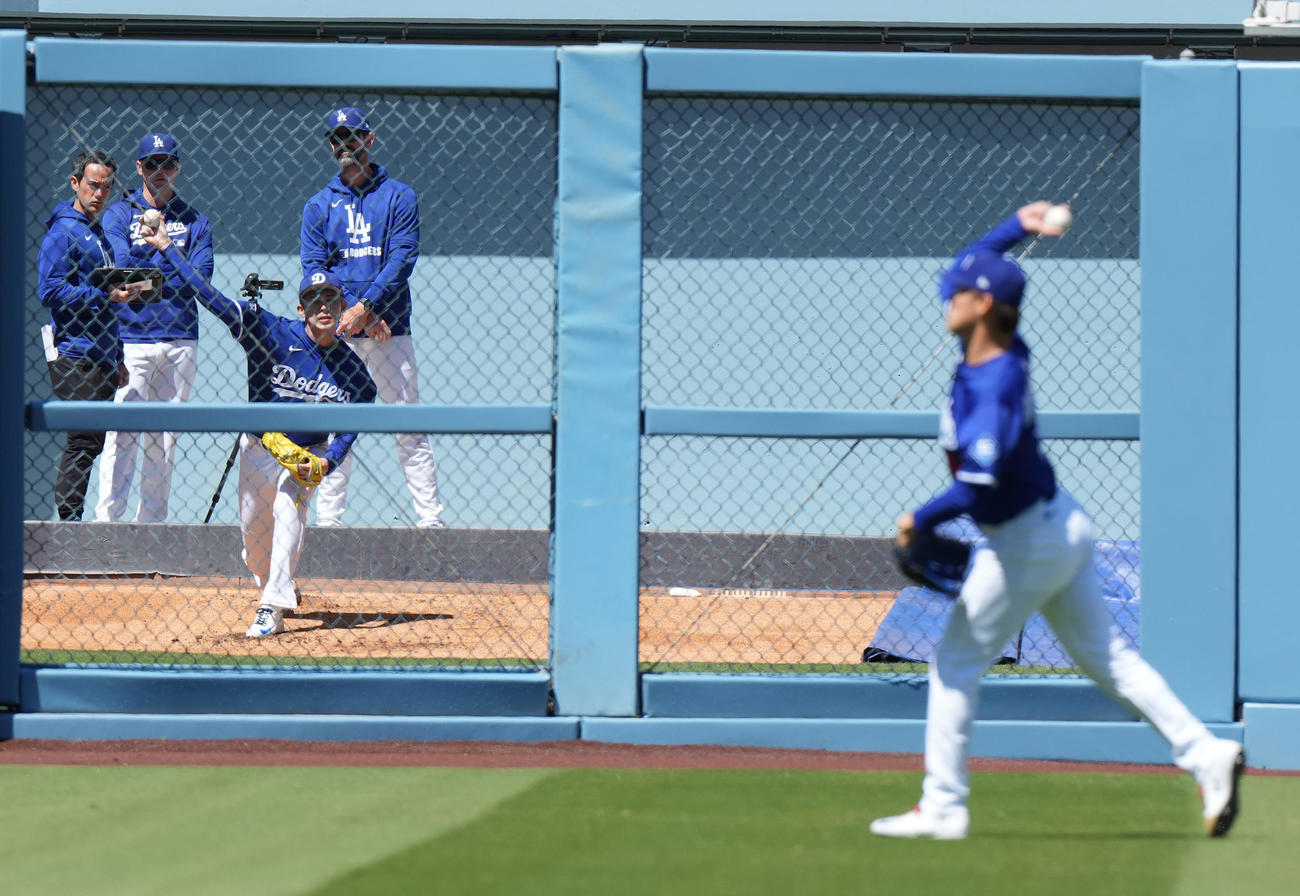 ドジャース対ブレーブス　試合前、キャッチボールをする山本（手前）を前にブルペンで投球練習をする佐々木（撮影・菅敏）
