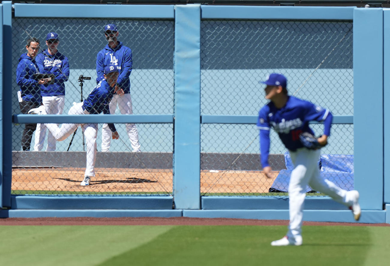 ドジャース対ブレーブス　試合前、キャッチボールをする山本（手前）を前にブルペンで投球練習をする佐々木（撮影・菅敏）