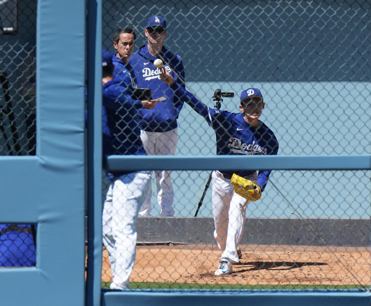 ドジャース対ブレーブス　試合前、ブルペンで投球練習をする佐々木（撮影・菅敏）