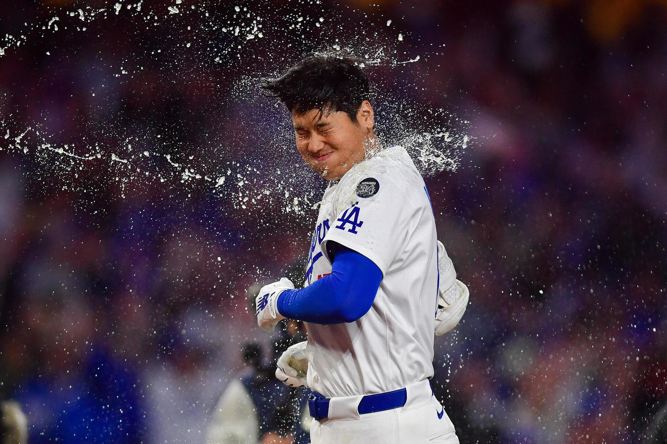 3号サヨナラ本塁打を放ち、ウォーターシャワーを浴びるドジャース大谷翔平（ロイター）