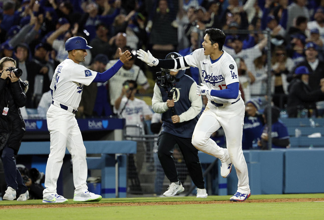 サヨナラ本塁打を放ったドジャース大谷翔平は同僚から祝福されて笑顔（AP)