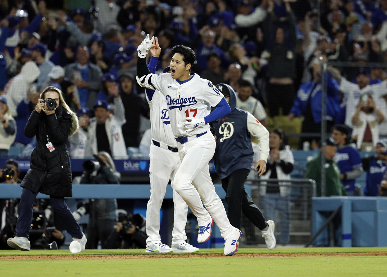 サヨナラ本塁打を放ったドジャース大谷翔平は同僚から祝福されて笑顔（AP)