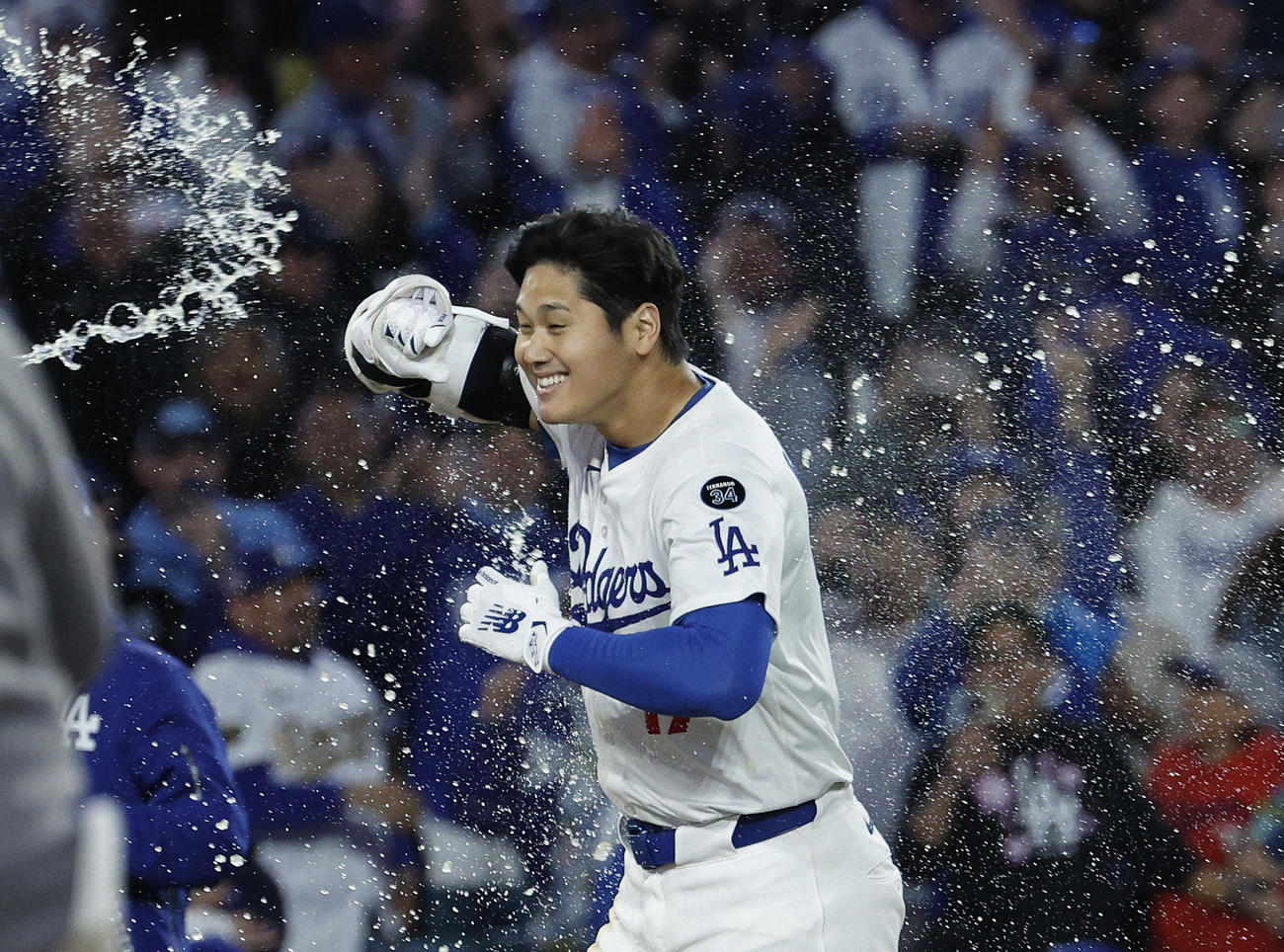 サヨナラ本塁打を放ったドジャース大谷翔平は同僚から祝福されて笑顔（AP)
