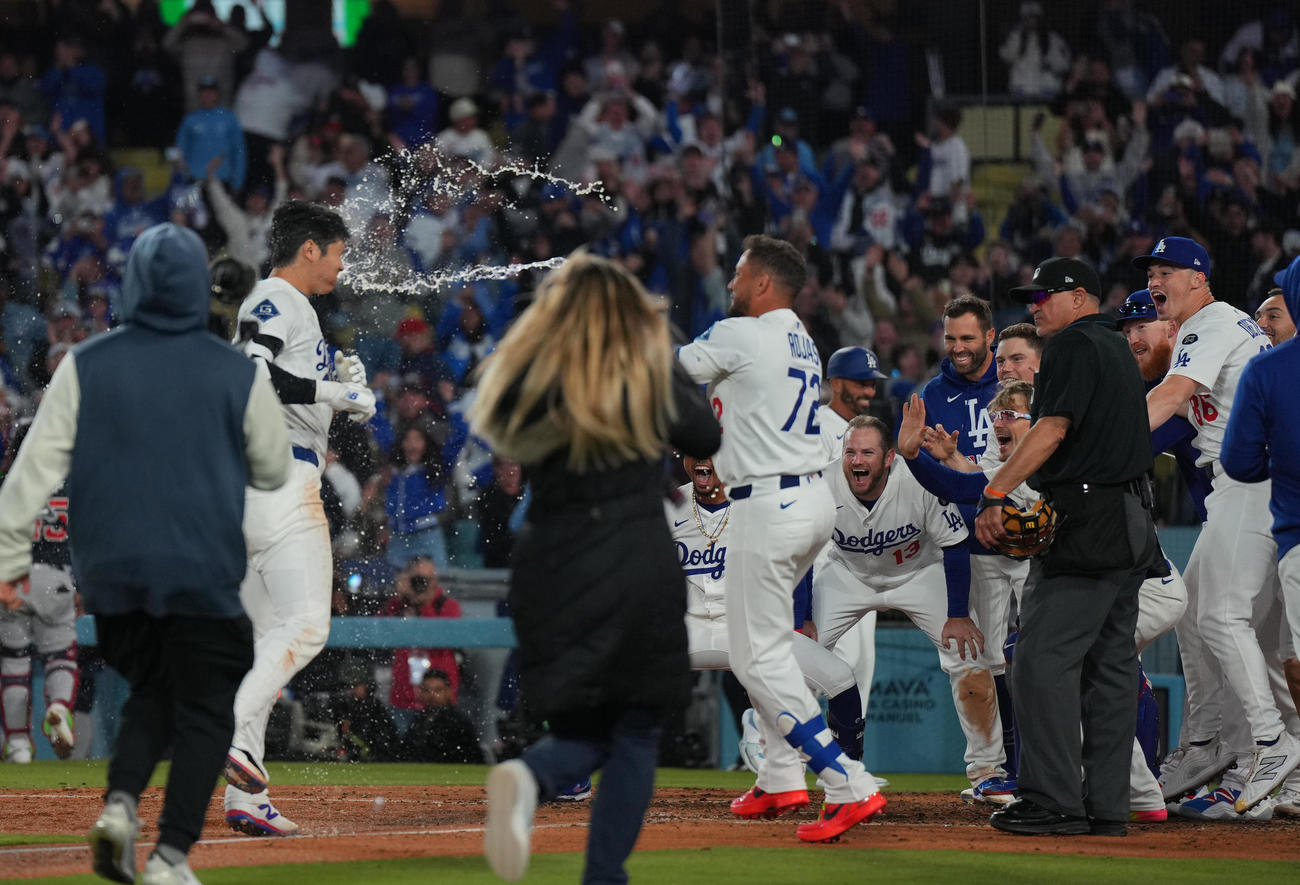 ドジャース対ブレーブス　9回裏ドジャース1死、サヨナラのソロ本塁打を放った大谷（左から2人目）を迎えるドジャースナイン（撮影・菅敏）