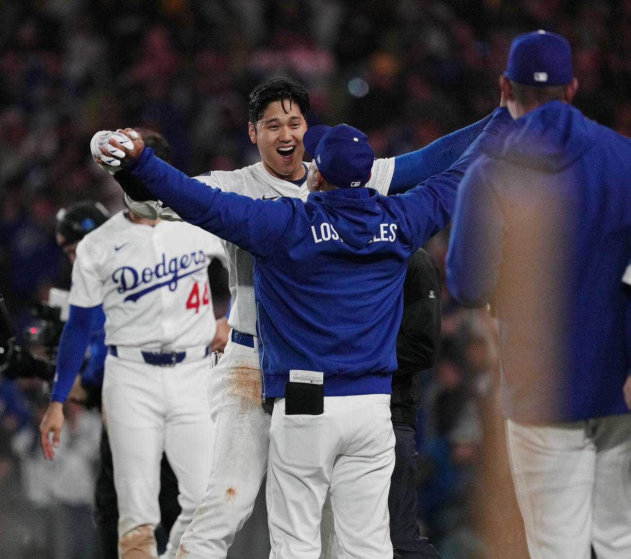 ドジャース対ブレーブス　9回裏ドジャース1死、サヨナラのソロ本塁打を放ち、ロバーツ監督（手前）に祝福を受ける大谷（撮影・菅敏）