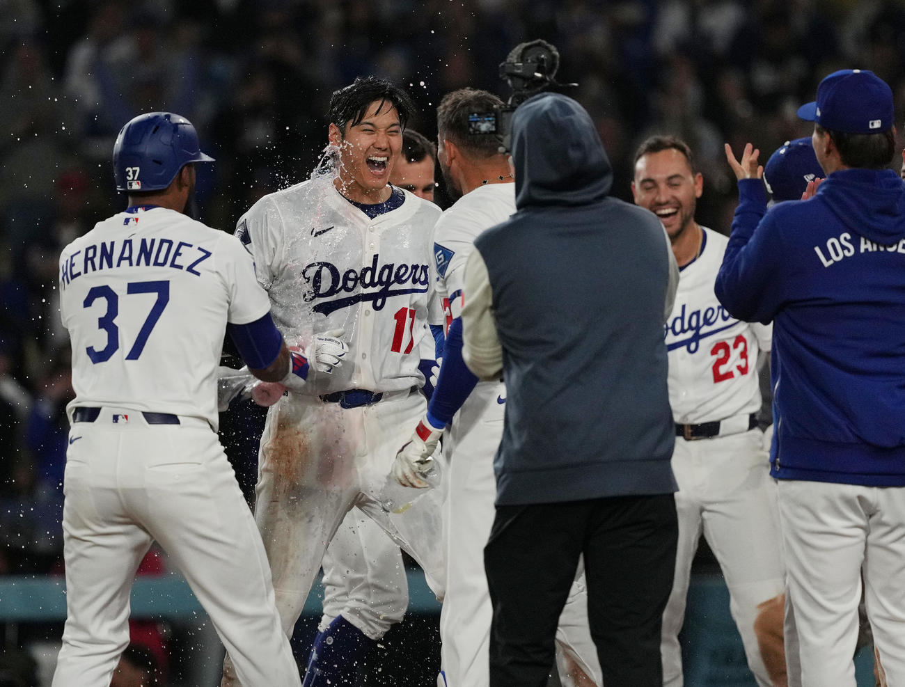 ドジャース対ブレーブス　9回裏ドジャース1死、サヨナラのソロ本塁打を放ち、歓喜の輪の中で手荒い祝福を受ける大谷（左から2人目）（撮影・菅敏）