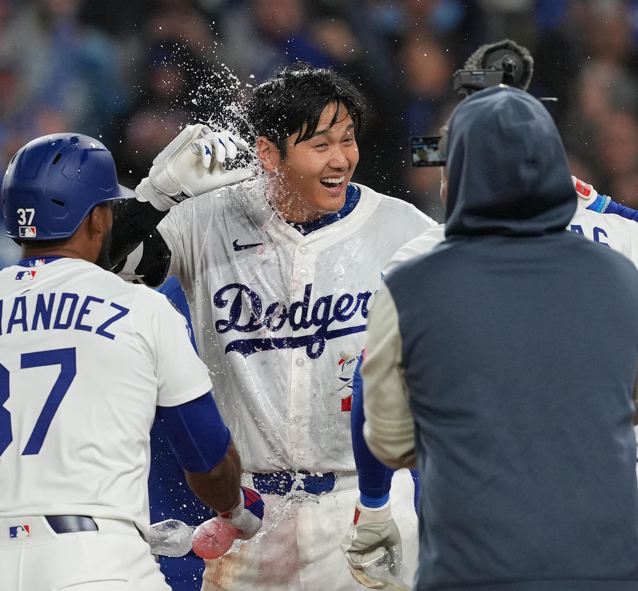 ドジャース対ブレーブス　9回裏ドジャース1死、サヨナラのソロ本塁打を放ち、歓喜の輪の中で手荒い祝福を受ける大谷（撮影・菅敏）
